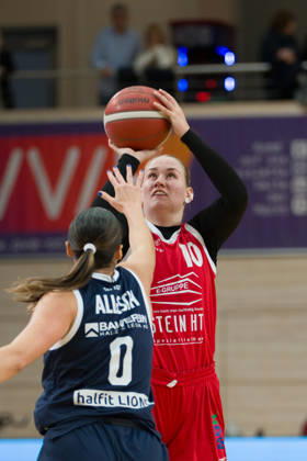 Alexia Allesch (Lions), 0; Natalia Kurach (HTC), 10; Halfit Lions vs. Herner TC, Women s Basketball, 1st Bundesliga, DBBL, Matchday 4 of the 2026–27 season, October 25, 2026, SWH Arena, Halle, Saxony-Anhalt, Germany