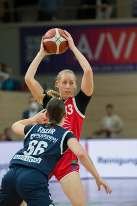 Dominika Fiszer (Lions), 66, Lena Dziuba (HTC), 33, halfit Lions vs. Herner TC, Women s Basketball, 1st Bundesliga, DBBL, Matchday 4 of the 2026–27 season, October 25, 2026, SWH Arena, Halle, Saxony-Anhalt, Germany