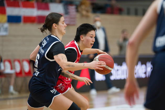 Dominika Fiszer (Lions), 66, Zoesha Smith (HTC), 4, halfit Lions vs. Herner TC, Women s Basketball, 1st Bundesliga, DBBL, Matchday 4 of the 2026–27 season, October 25, 2026, SWH Arena, Halle, Saxony-Anhalt, Germany