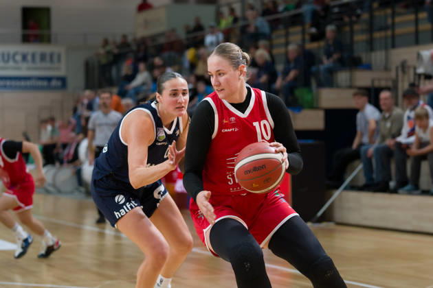 Alexia Allesch (Lions), 0; Natalia Kurach (HTC), 10; Halfit Lions vs. Herner TC, Women s Basketball, 1st Bundesliga, DBBL, Matchday 4 of the 2026–27 season, October 25, 2026, SWH Arena, Halle, Saxony-Anhalt, Germany