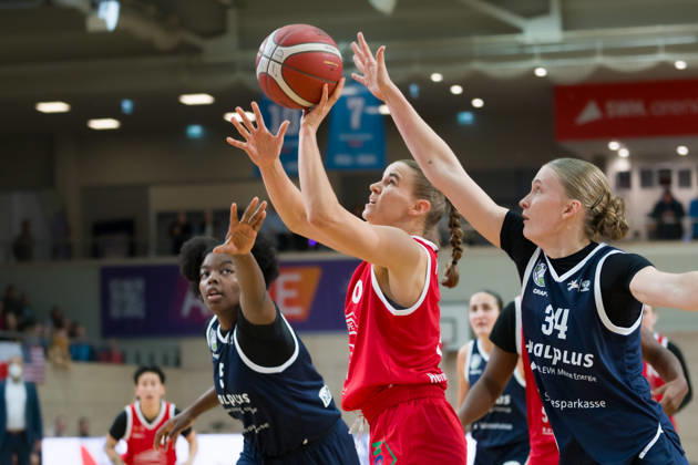 Khalis Cain (Lions), 5, Annika Holzschuh (HTC), 6, Lilly Küppers (Lions), 34, halfit Lions vs. Herner TC, Women s Basketball, 1st Bundesliga, DBBL, Matchday 4, 2026–27 Season, October 25, 2026, SWH Arena, Saxony-Anhalt, Germany
