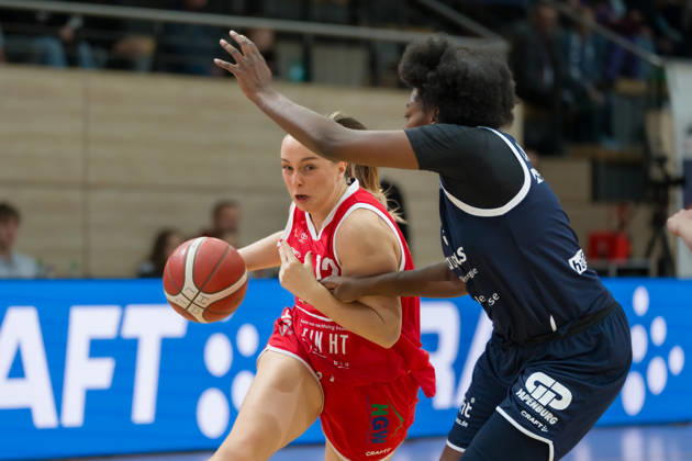 Mariana Mathes da Silva Pereira (HTC), 12, Khalis Cain (Lions), 5, halfit Lions vs. Herner TC, Women s Basketball, 1st Bundesliga, DBBL, Matchday 4 of the 2026–27 season, October 25, 2026, SWH Arena, Halle, Saxony-Anhalt, Germany