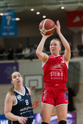 Anna Suckstorff (Lions), 8, Sofie Fuglsang Olsen (HTC), 3, Halfit Lions vs. Herner TC, Women s Basketball, 1st Bundesliga, DBBL, Matchday 4 of the 2026–27 season, October 25, 2026, SWH Arena, Halle, Saxony-Anhalt, Germany