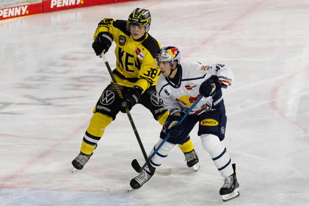 Krefeld, Germany, September 18, 2026 PENNY DEL 2026–2027, Game 12: Krefeld Pinguine vs. EHC Red Bull Munich. Pictured, from left, in a one-on-one battle: Tim Schütz (KEV) and Lucas Thaler (RBM). YAYLA ARENA, North Rhine-Westphalia Copyright: xFotostandx xGoertzx