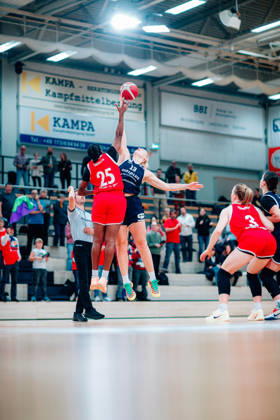 BB 1BL Halfit Lions vs. Herner TC Tip-off: Marcavia, Keirra, Jashun Sanders, Shavers, Herner TC, Marta Miscenko of the Halfit Lions during the 2026–2027 season in the DBBL Toyota Women’s Basketball Bundesliga between the Halfit Lions and Herner TC at the SWH Arena on October 25, 2026, in Halle (Saale), Saxony-Anhalt, Germany