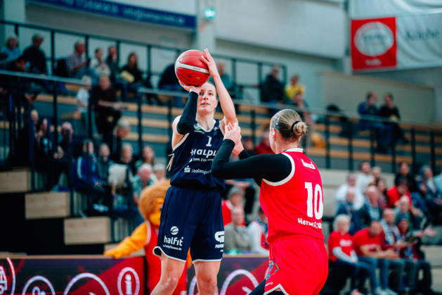 BB 1BL Halfit Lions vs. Herner TC Lee Volker Halfit Lions during the 2026–2027 season in the DBBL Toyota Women s Basketball Bundesliga between the Halfit Lions and Herner TC at the SWH Arena on October 25, 2026, in Halle (Saale), Saxony-Anhalt, Germany