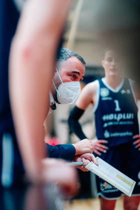 BB 1BL Halfit Lions vs. Herner TC: Head Coach Timur Topal of the Halfit Lions, wearing a mask due to a viral infection, during the 2026–2027 season of the DBBL Toyota Women s Basketball Bundesliga in the game between the Halfit Lions and Herner TC at the SWH Arena on October 25, 2026, in Halle an der Saale, Saxony-Anhalt, Germany
