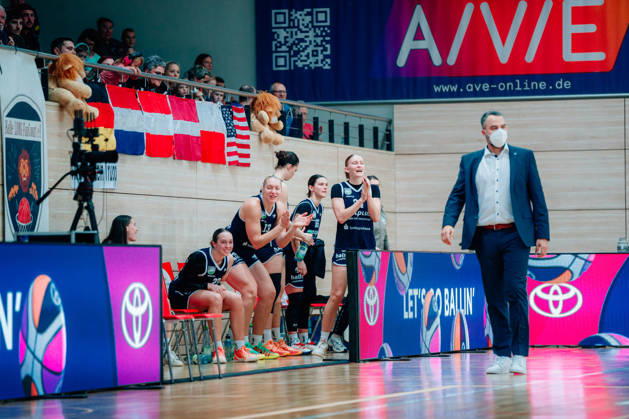 BB 1BL Halfit Lions vs. Herner TC: Cheers from the Halfit Lions bench during the 2026–2027 season of the DBBL Toyota Women s Basketball Bundesliga between the Halfit Lions and Herner TC at the SWH Arena on October 25, 2026, in Halle (Saale), Saxony-Anhalt, Germany