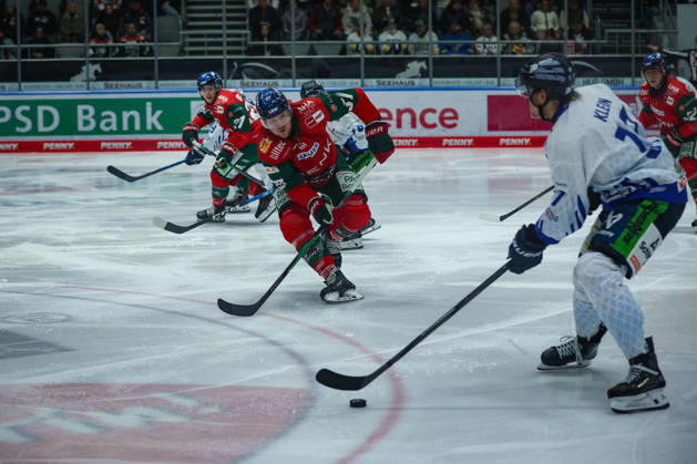 Augsburg, Germany, October 25, 2026 PENNY DEL 2026–2027, Game 12: Augsburg Panthers vs. Straubing Tigers. Pictured, from left, in a one-on-one battle: Kyle Wood (AEV) and Adrian Klein (Tigers). Copyright: xFotostandx xStiebertx