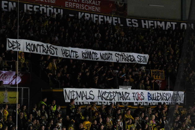 Krefeld, Germany, September 18, 2026 PENNY DEL 2026–2027 Game 12: Krefeld Pinguine vs. EHC Red Bull Munich Pictured: A banner held by Krefeld fans in the North Stand at YAYLA ARENA, North Rhine-Westphalia Copyright: xFotostandx xGoertzx