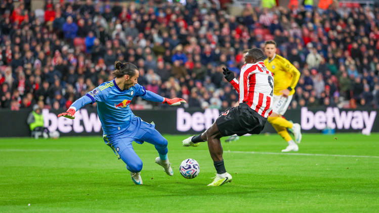 Sunderland v Leeds United, Premier League Leeds United goalkeeper James Trafford (1) stops Sunderland forward Brian Brobbey (9) during the Premier League match between Sunderland and Leeds United at the Stadium Of Light, Sunderland, UK on 25 October 2026. Editorial use only DataCo restrictions apply See www.football-dataco.com , Copyright: xSimonxDaviesx PSI-25055-0009