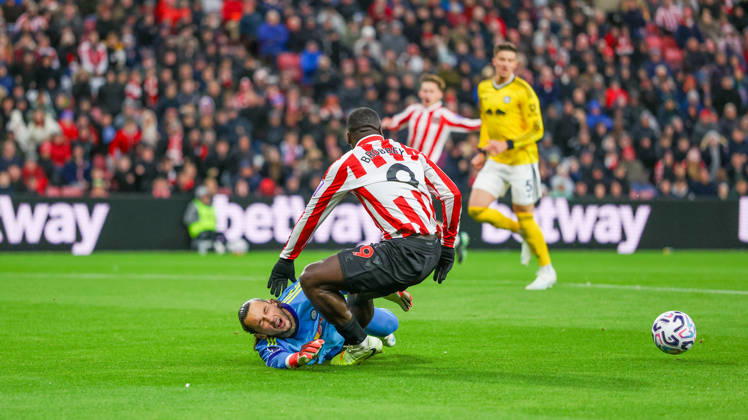 Sunderland v Leeds United, Premier League Leeds United goalkeeper James Trafford (1) stops Sunderland forward Brian Brobbey (9) during the Premier League match between Sunderland and Leeds United at the Stadium Of Light, Sunderland, UK on 25 October 2026. Editorial use only DataCo restrictions apply See www.football-dataco.com , Copyright: xSimonxDaviesx PSI-25055-0010