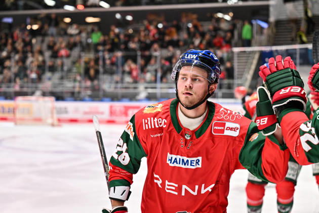 Penny DEL Augsburger Panther vs. Straubing Tigers, October 25, 2026, AUGSBURG, GERMANY October 25 The Panthers celebrate after Alexander BLANK scores the 1–0 goal for the Augsburger Panther 26 Goal Scorer Joy Happy during the Penny DEL match between the Augsburger Panther and the Straubing Tigers on Matchday 12 at the Curt Frenzel Stadium Copyright: xBEAUTIFULxSPORTS Goldbergx