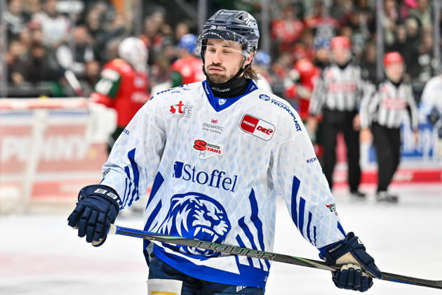Penny DEL Augsburg Panthers vs. Straubing Tigers, October 25, 2026, AUGSBURG, GERMANY OCTOBER 25 Pictured: a disappointed Nochlas BEAUDIN of the Straubing Tigers 7 during the Penny DEL match between the Augsburger Panther and the Straubing Tigers on Matchday 12 at Curt Frenzel Stadium Copyright: xBEAUTIFULxSPORTS Goldbergx
