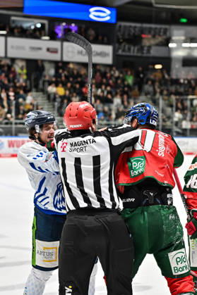Penny DEL Augsburg Panthers vs. Straubing Tigers, October 25, 2026, AUGSBURG, GERMANY OCTOBER 25: A heated derby in Augsburg—Max BLEICHER of the Straubing Tigers (44) and Philipp KRAUß of the Augsburger Panther (20) during the Penny DEL match between the Augsburger Panther and the Straubing Tigers on Matchday 12 at the Curt Frenzel Stadium Copyright: xBEAUTIFULxSPORTS Goldbergx