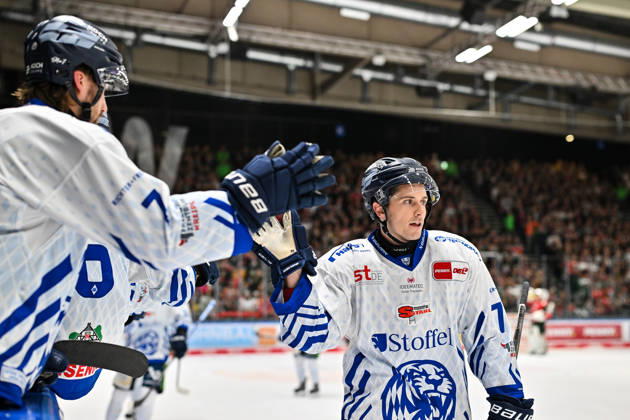 Penny DEL Augsburger Panther Straubing Tigers 25 10 2026 AUGSBURG, GERMANY OCTOBER 25 The visiting fans celebrate after Nicholas HALLORAN scores the 1–1 goal. Straubing Tigers 71 Goal Scorer Joy Happy during the Penny DEL match between the Augsburger Panther and the Straubing Tigers on Matchday 12 at the Curt Frenzel Stadium Copyright: xBEAUTIFULxSPORTS Goldbergx