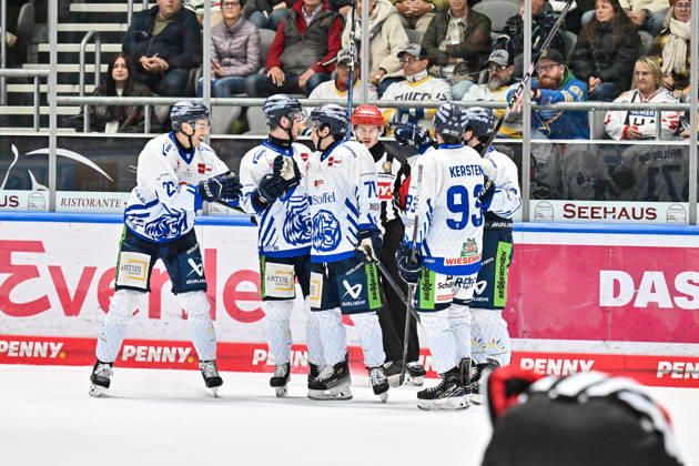 Penny DEL Augsburger Panther Straubing Tigers 25 10 2026 AUGSBURG, GERMANY OCTOBER 25 The visiting fans celebrate after Nicholas HALLORAN scores the 1–1 goal. Straubing Tigers 71 Goal Scorer Joy Happy during the Penny DEL match between the Augsburger Panther and the Straubing Tigers on Matchday 12 at the Curt Frenzel Stadium Copyright: xBEAUTIFULxSPORTS Goldbergx