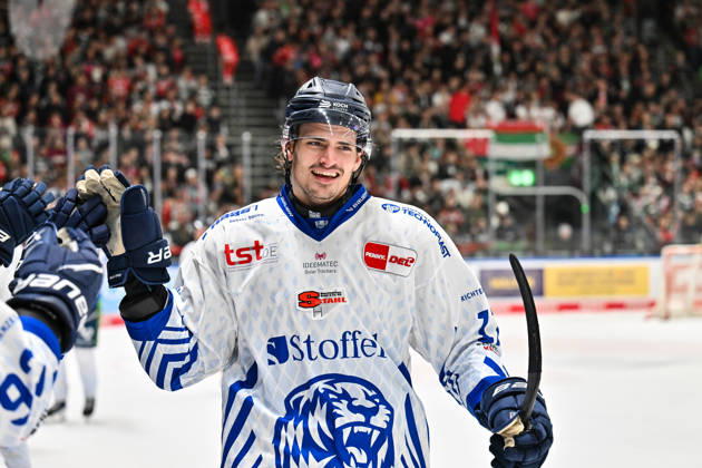 Penny DEL Augsburger Panther Straubing Tigers 25 10 2026 AUGSBURG, GERMANY OCTOBER 25 Cheers from the visiting fans after Adrian KLEIN of the Straubing Tigers scored to make it 1–2. Goal scorer celebrating during the Penny DEL match between the Augsburger Panther and the Straubing Tigers on Matchday 12 at the Curt Frenzel Stadium Copyright: xBEAUTIFULxSPORTS Goldbergx