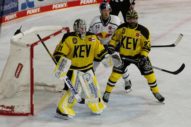 Krefeld, Germany, September 18, 2026 PENNY DEL 2026–2027 Game 12: Krefeld Pinguine vs. EHC Red Bull Munich Pictured, from left: Goaltender Felix Bick (KEV), Patrick Hager (RBM), and C. J. Suess (KEV). YAYLA ARENA, North Rhine-Westphalia Copyright: xFotostandx xGoertzx