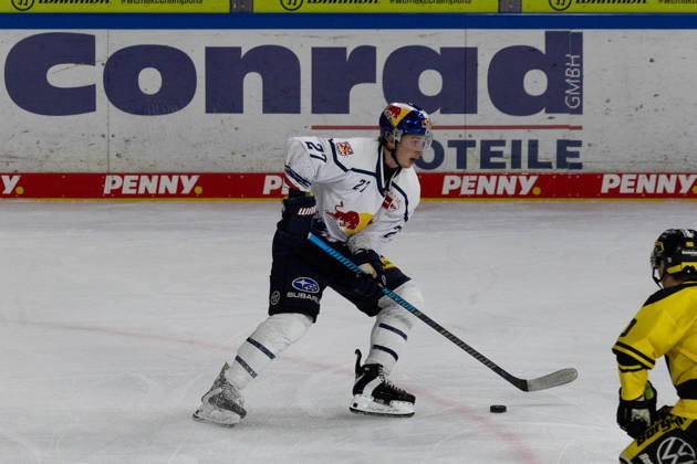Krefeld, Germany, September 18, 2026 PENNY DEL 2026–2027, Game 12: Krefeld Penguins vs. EHC Red Bull Munich. Pictured: Veit Oswald (RBM) with the puck at YAYLA ARENA, North Rhine-Westphalia Copyright: xFotostandx xGoertzx