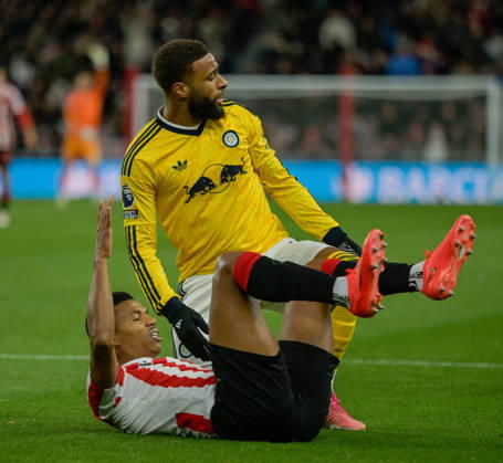 Sunderland v Leeds United, Premier League, Football, Stadium Of Light, Sunderland UK - 25 Oct 2026 A tough battle with many tackles for Sunderland vs Leeds at halftime. Jayden Bogle of Leeds United frustrated. Sunderland Stadium Of Light Tyne and Wear UK, UK NEWSPAPERS OUT Copyright: xAdamxCookx