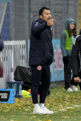Takashi Yamashita, coach and head coach of Mainz, gives instructions, gesturing with his arms; cutout, full-body, single frame, single photo, action, on the sidelines, at the sideline, October 25, 2026, Sinsheim, Hoffenheim, Germany, soccer, Google Pixel Women’s Bundesliga, TSG 1899 Hoffenheim vs. FSV Mainz 05, DFB and DFL regulations prohibit any use of photographs as image sequences and or quasi-video xozx