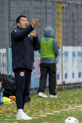 Takashi Yamashita, coach and head coach of Mainz, gives instructions, gesturing with his arms; cutout, full-body, single frame, single photo, action, on the sidelines, at the sideline, October 25, 2026, Sinsheim, Hoffenheim, Germany, soccer, Google Pixel Women’s Bundesliga, TSG 1899 Hoffenheim vs. FSV Mainz 05, DFB and DFL regulations prohibit any use of photographs as image sequences and or quasi-video xozx