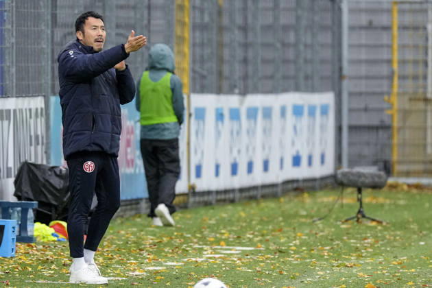 Takashi Yamashita, coach and head coach of Mainz, gives instructions, gesturing with his arms; cutout, full-body, single frame, single photo, action, on the sidelines, at the sideline, October 25, 2026, Sinsheim, Hoffenheim, Germany, soccer, Google Pixel Women’s Bundesliga, TSG 1899 Hoffenheim vs. FSV Mainz 05, DFB and DFL regulations prohibit any use of photographs as image sequences and or quasi-video xozx