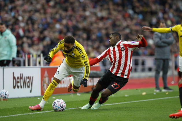 Sunderland v Leeds United, Premier League Jayden Bogle of Leeds United beats Noah Sadiki of Sunderland during the Sunderland v Leeds United Premier League match at the Stadium of Light, Sunderland, England on 25 October 2026 Credit: Craig Cowan Every Second Media Editorial use only. All images are copyright Every Second Media Limited. No images may be reproduced without prior permission. All rights reserved. Premier League and Football League images are subject to licensing agreements with Football DataCo Limited. see https: www.football-dataco.com Copyright: xIMAGO EveryxSecondxMediax ESM-2252-0059 CraigxCowanx xEveryxSecondxMediax