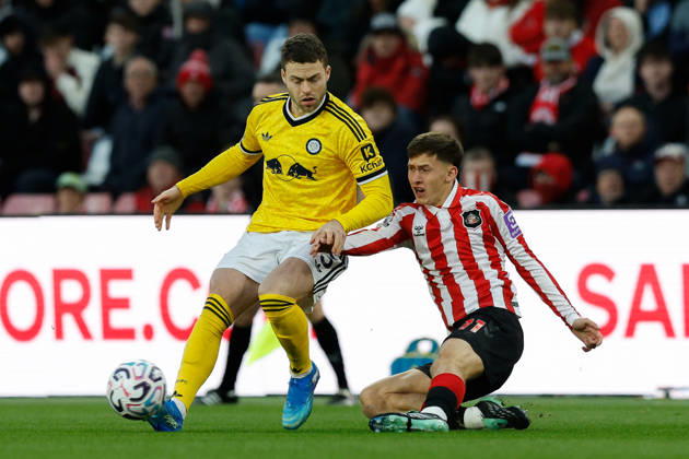 Sunderland v Leeds United, Premier League Gabriel Gudmundsson of Leeds United battles with Chris Rigg of Sunderland during the Sunderland v Leeds United Premier League match at the Stadium of Light, Sunderland, England on 25 October 2026 Credit: Craig Cowan Every Second Media Editorial use only. All images are copyright Every Second Media Limited. No images may be reproduced without prior permission. All rights reserved. Premier League and Football League images are subject to licensing agreements with Football DataCo Limited. see https: www.football-dataco.com Copyright: xIMAGO EveryxSecondxMediax ESM-2252-0061 CraigxCowanx xEveryxSecondxMediax