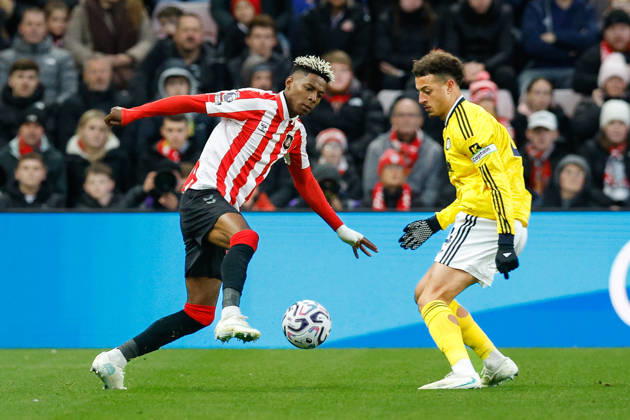 Sunderland v Leeds United, Premier League Nilson Angulo of Sunderland looks to beat Ethan Ampadu of Leeds United during the Sunderland v Leeds United Premier League match at the Stadium of Light, Sunderland, England on 25 October 2026 Credit: Craig Cowan Every Second Media Editorial use only. All images are copyright Every Second Media Limited. No images may be reproduced without prior permission. All rights reserved. Premier League and Football League images are subject to licensing agreements with Football DataCo Limited. see https: www.football-dataco.com Copyright: xIMAGO EveryxSecondxMediax ESM-2252-0065 CraigxCowanx xEveryxSecondxMediax