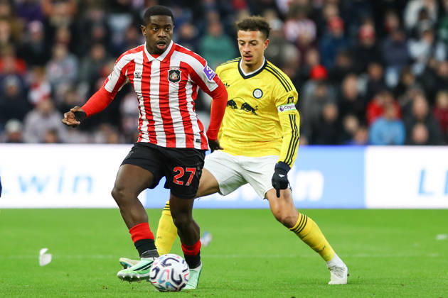 SUNDERLAND, ENGLAND, OCTOBER 25: Noah Sadiki of Sunderland AFC (L) passes the ball away from Ethan Ampadu of Leeds United (R) during a Premier League 2026-27 match between Sunderland AFC and Leeds United at the Stadium of Light on October 25, 2026 in Sunderland, England. (Photo by Zach Forster Sports Press Photo) Copyright: xZachxForster SportsxPressxPhotox Sportspressphoto_SPR267687