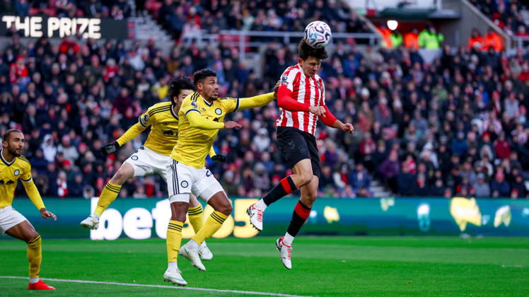 Sunderland v Leeds United, Premier League Sunderland defender Luke O Nien (13) heads on during the Premier League match between Sunderland and Leeds United at the Stadium Of Light, Sunderland, UK on 25 October 2026. Editorial use only DataCo restrictions apply See www.football-dataco.com , Copyright: xSimonxDaviesx PSI-25055-0019
