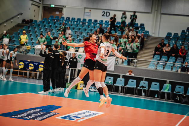 Women s Volleyball 2026–2027 Season, DEKRA 1 Volleyball Bundesliga: ETV Hamburger Volksbank Volleys vs. USC Münster, October 25, 2026; photo by Pippa Molenaar 1, USC Münster, and Esther Spöler 3, USC Münster enter the arena; Hamburg CU Arena, Hamburg, Germany