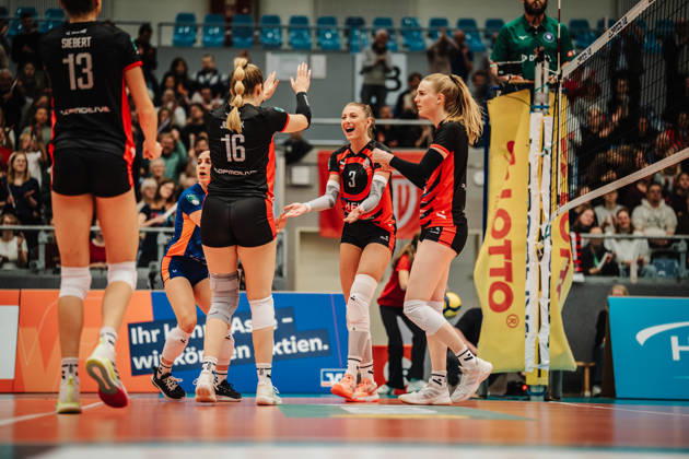 Women s Volleyball Season 2026–2027, DEKRA 1 Volleyball Bundesliga: ETV Hamburger Volksbank Volleys vs. USC Münster, October 25, 2026. ETV celebrates (from left): Sina Siebert 13, ETV Hamburger Volksbank Volleys, Jana Marie Meiser 1, ETV Hamburger Volksbank Volleys, Vilma Julevik 16, ETV Hamburger Volksbank Volleys, Lina Köster 3, ETV Hamburger Volksbank Volleys, and Alexa Sophie Thaden 15, ETV Hamburger Volksbank Volleys, Hamburg, CU Arena, Hamburg, Germany