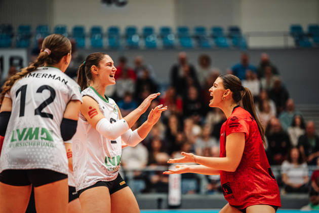 Women s Volleyball 2026–2027 Season, DEKRA 1 Volleyball Bundesliga: ETV Hamburger Volksbank Volleys vs. USC Münster, October 25, 2026; Münster celebrates—from left: Esther Spöler 3, USC Münster and Pippa Molenaar 1, USC Münster; Hamburg CU Arena, Hamburg, Germany