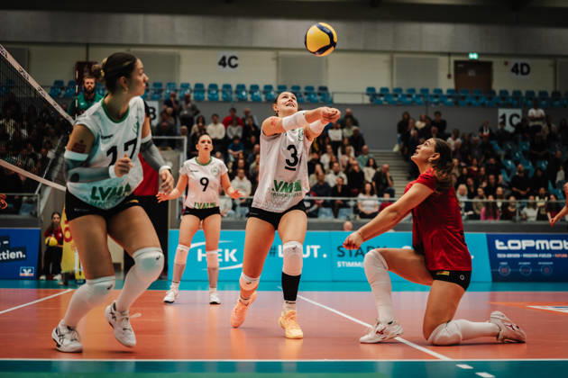 Women s Volleyball, 2026–2027 Season, DEKRA 1 Volleyball Bundesliga: ETV Hamburger Volksbank Volleys vs. USC Münster, October 25, 2026; Esther Spöler 3; USC Münster serves the ball; Hamburg CU Arena, Hamburg, Germany