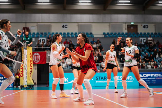 Women s Volleyball Season 2026–2027 DEKRA 1 Volleyball Bundesliga ETV Hamburger Volksbank Volleys vs. USC Münster, October 25, 2026; Celebration in Münster: Leana Zuvic 17, USC Münster; Esther Spöler 3, USC Münster, Pippa Molenaar 1, USC Münster, Franziska Heil 11, USC Münster, and Isabel Zimmerman 12, USC Münster; Hamburg CU Arena, Hamburg, Germany