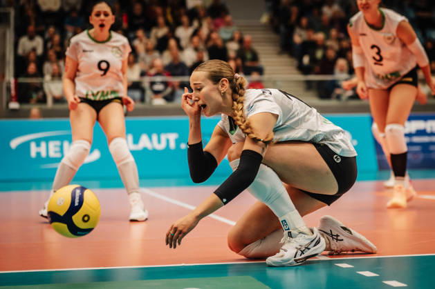 Women s Volleyball, 2026–2027 Season, DEKRA 1 Volleyball Bundesliga, ETV Hamburger Volksbank Volleys vs. USC Münster, October 25, 2026, Isabel Zimmerman 12, USC Münster signals that the ball is out, Hamburg CU Arena, Hamburg, Germany