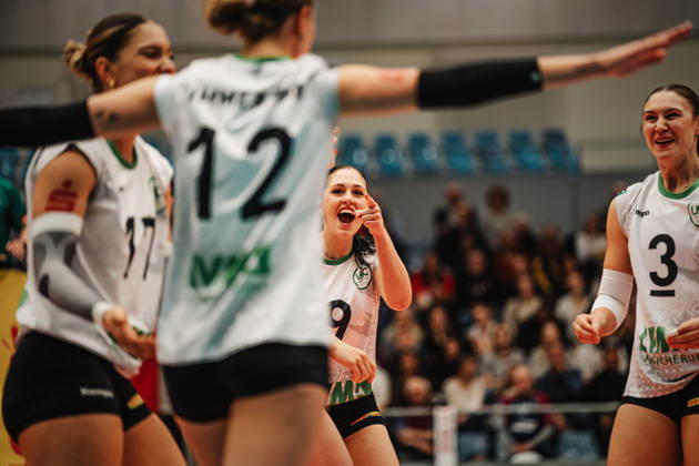 Women s Volleyball, 2026–2027 Season, DEKRA 1 Volleyball Bundesliga: ETV Hamburger Volksbank Volleys vs. USC Münster, October 25, 2026. USC celebrates; in the center, Emilia Jordan 9. USC Münster, Hamburg, CU Arena, Hamburg, Germany