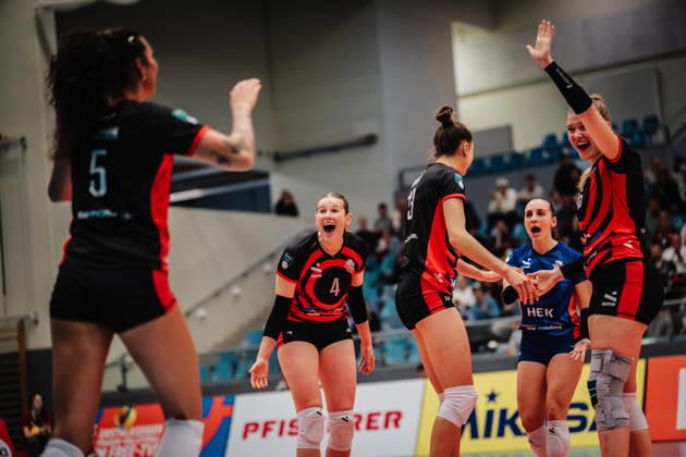 Women s Volleyball Season 2026–2027 DEKRA 1 Volleyball Bundesliga ETV Hamburger Volksbank Volleys vs. USC Münster, October 25, 2026. ETV celebrates; from left: Tierney, Danae, Jackson 5, ETV Hamburger Volksbank Volleys, Lilly Faroß 4, ETV Hamburger Volksbank Volleys, Sina Siebert 13, ETV Hamburger Volksbank Volleys, Jana Marie Meiser 1, ETV Hamburger Volksbank Volleys, and Vilma Julevik 16, ETV Hamburger Volksbank Volleys, Hamburg, CU Arena, Hamburg, Germany