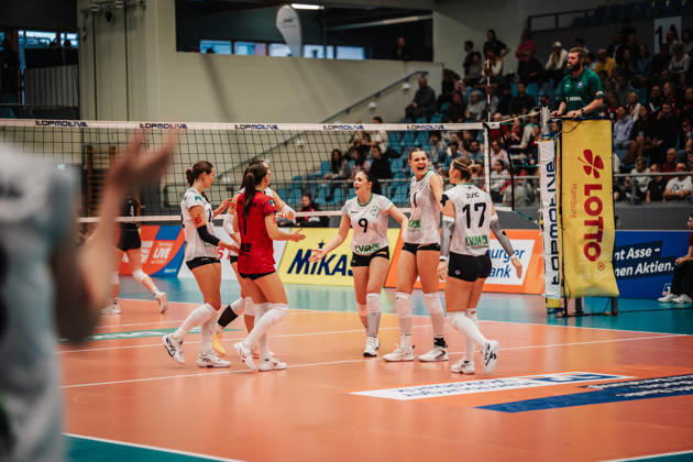 Women s Volleyball, 2026–2027 Season, DEKRA 1 Volleyball Bundesliga, ETV Hamburger Volksbank Volleys vs. USC Münster, October 25, 2026. Celebrations in Münster; Emilia Jordan (9) in the center. USC Münster vs. Hamburg, CU Arena, Hamburg, Germany