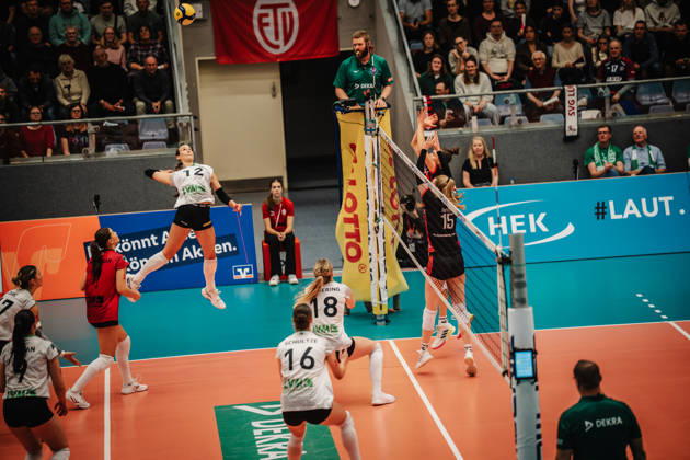 Women s Volleyball, 2026–2027 Season, DEKRA 1 Volleyball Bundesliga: ETV Hamburger Volksbank Volleys vs. USC Münster, October 25, 2026; Isabel Zimmerman 12; USC Münster on the attack; Hamburg CU Arena, Hamburg, Germany