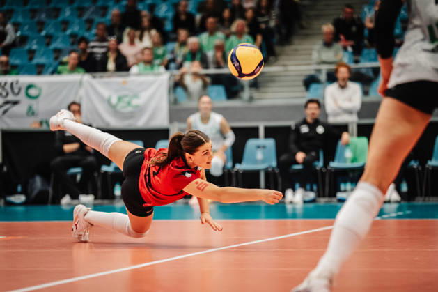 Women s Volleyball, 2026–2027 Season, DEKRA 1 Volleyball Bundesliga: ETV Hamburger Volksbank Volleys vs. USC Münster, October 25, 2026. Pippa Molenaar 1; USC Münster jumps for the ball at the Hamburg CU Arena, Hamburg, Germany