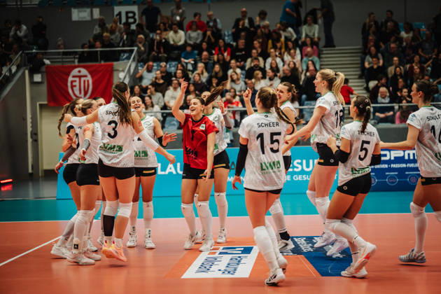Women s Volleyball 2026–2027 Season, DEKRA 1 Volleyball Bundesliga: ETV Hamburger Volksbank Volleys vs. USC Münster, October 25, 2026. Münster celebrates after their victory over ETV; Pippa Molenaar 1 is in the center, USC Münster, Hamburg CU Arena, Hamburg, Germany
