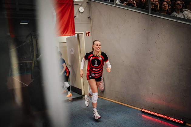 Women s Volleyball, 2026–2027 Season, DEKRA 1 Volleyball Bundesliga: ETV Hamburger Volksbank Volleys vs. USC Münster, October 25, 2026; Zoe Konjer 8; ETV Hamburger Volksbank Volleys enters the arena; Hamburg CU Arena, Hamburg, Germany