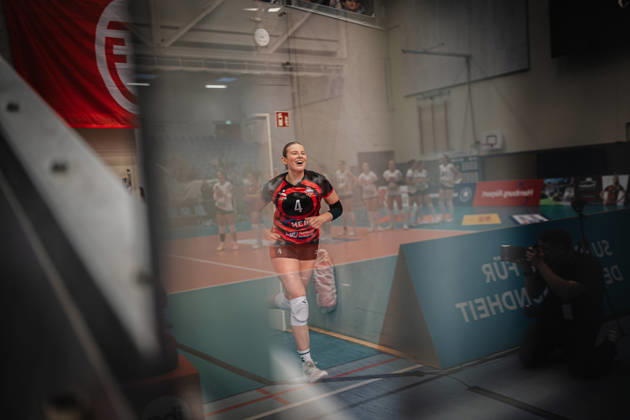 Women s Volleyball, 2026–2027 Season, DEKRA 1 Volleyball Bundesliga: ETV Hamburger Volksbank Volleys vs. USC Münster, October 25, 2026; Lilly Faroß 4; ETV Hamburger Volksbank Volleys enters the arena; Hamburg CU Arena, Hamburg, Germany