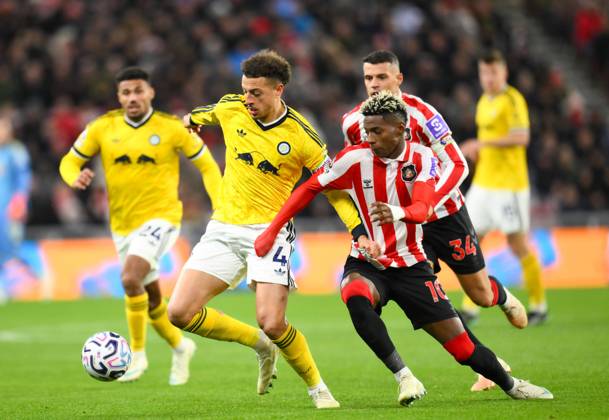 Ethan Ampadu of Leeds United (left) fends off Nilson Angulo of Sunderland Sunderland v Leeds United, Premier League, Football, Stadium of Light, Sunderland, Tyne & Wear, UK - 25 Oct 2026Sunderland Stadium of Light Tyne & Wear United Kingdom EDITORIAL USE ONLY No use with unauthorised audio, video, data, fixture lists, club league logos or live services. Online in-match use limited to 120 images, no video emulation. No use in betting, games or single club league player publications. Copyright: xRichardxLee Shutterstockx 17234649ay