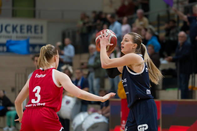 Sofie Fuglsang Olsen (HTC), 3; Lee Volker (Lions), 1; halfit (Lions vs. Herner TC), Women s Basketball, 1st Bundesliga, DBBL, Matchday 4 of the 2026–27 season, October 25, 2026, Halle, SWH Arena, Saxony-Anhalt, Germany