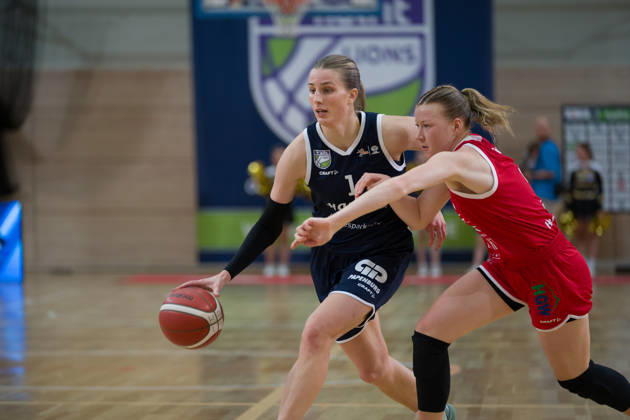 Lee Volker (Lions), 1, Sofie Fuglsang Olsen (HTC), 3, halfit Lions vs. Herner TC, Women s Basketball, 1st Bundesliga, DBBL, Matchday 4 of the 2026–27 season, October 25, 2026, SWH Arena, Halle, Saxony-Anhalt, Germany